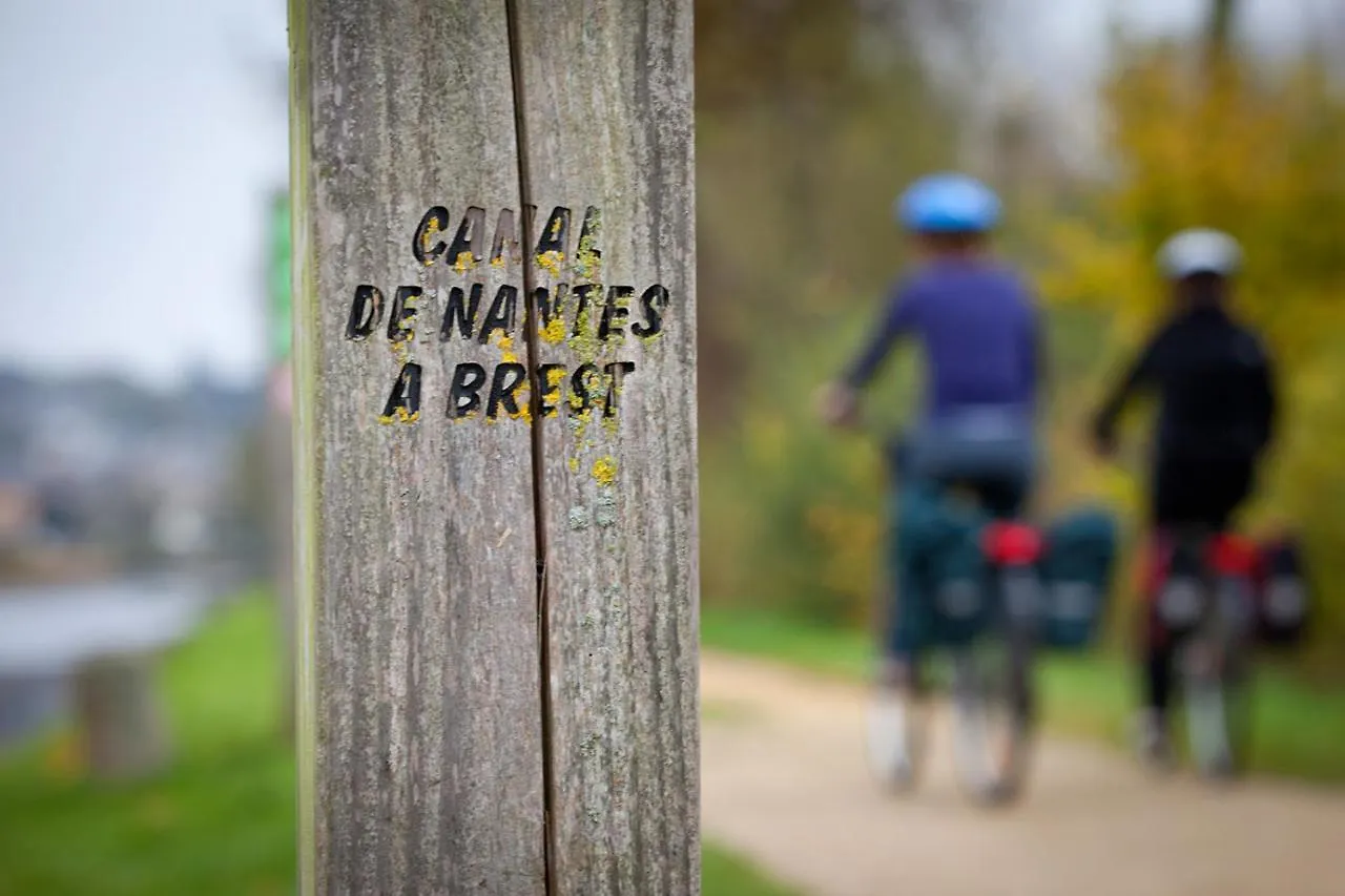 Bed & Breakfast Chambres D'Etape - Le Repit De L'Oust - Certifie Ecolabel Europeen Peillac